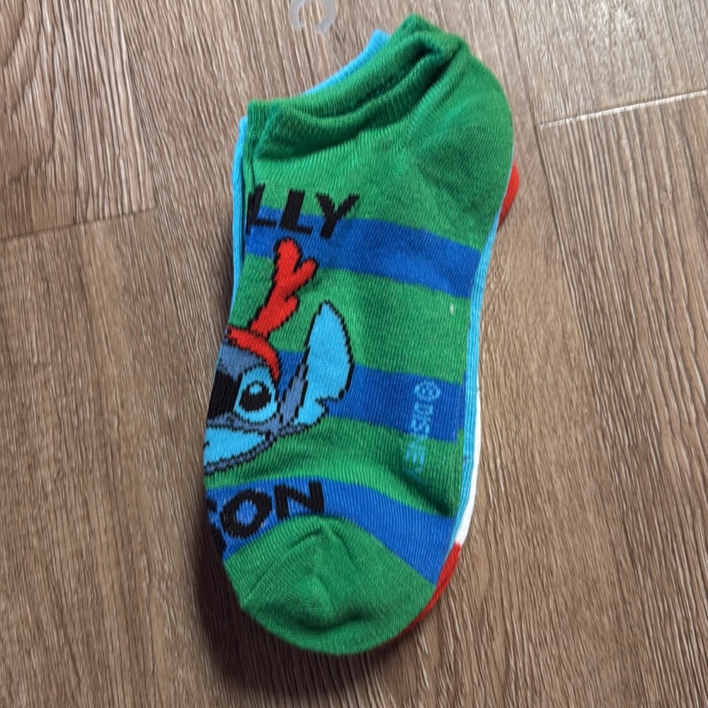 ❤️free with purchase❤️ Lilo & stitch no show holiday socks| 3 pair| size 4-10 - Picture 3 of 6